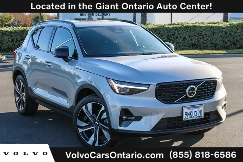 2024 Volvo XC40 Plus photo 1
