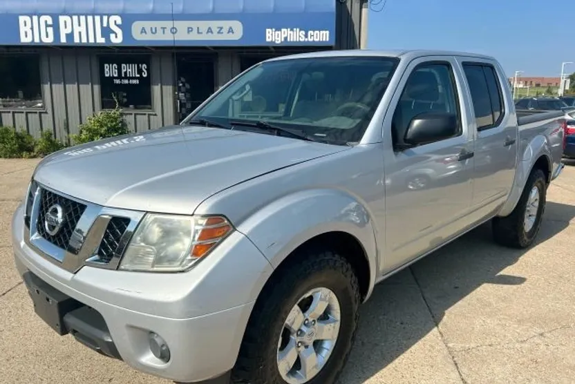 2012 Nissan Frontier Crew Cab SV photo 1