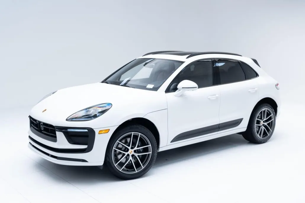 2025 Porsche Macan T photo 1