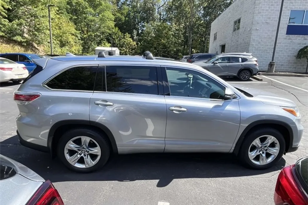 2016 Toyota Highlander Limited photo 1