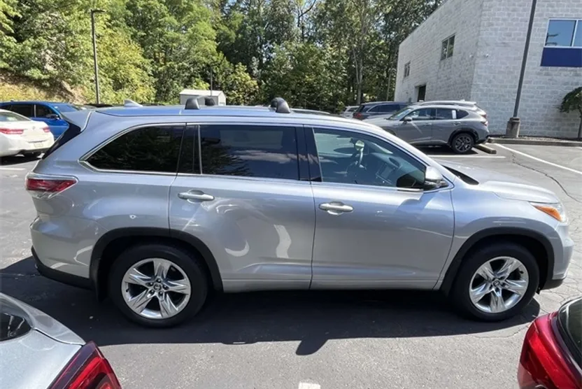 2016 Toyota Highlander Limited photo 1