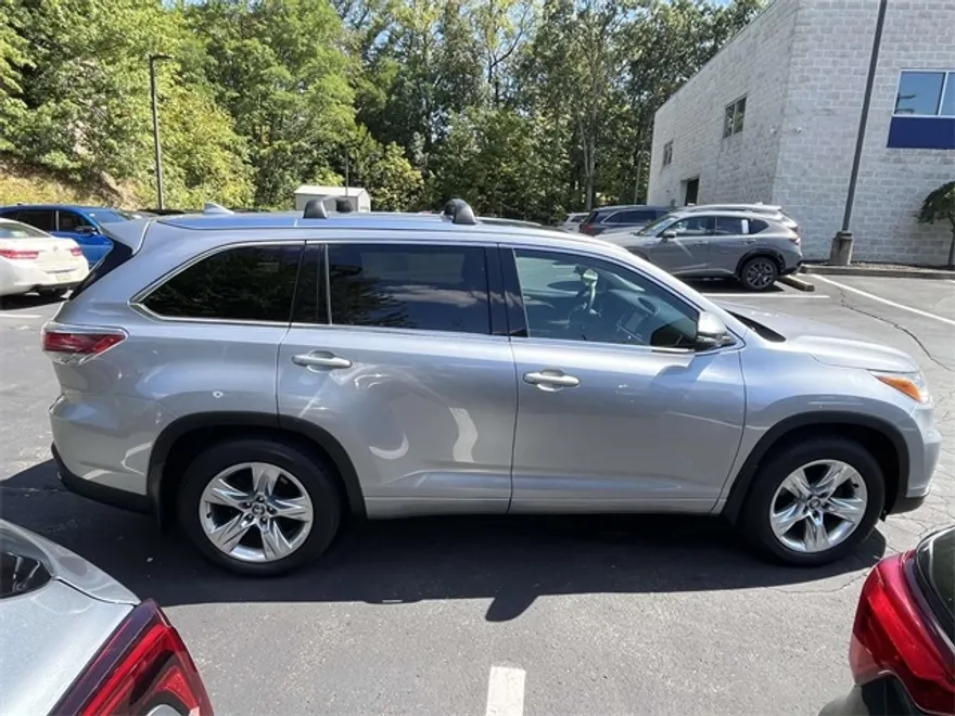 2016 Toyota Highlander Limited photo 1