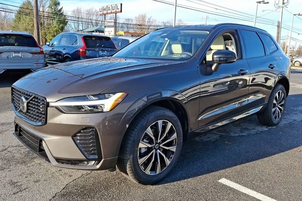 2025 Volvo XC60 B5 Core photo 1