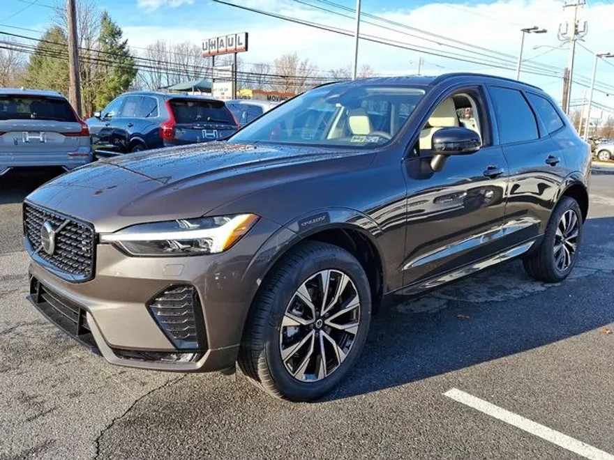 2025 Volvo XC60 B5 Core photo 1