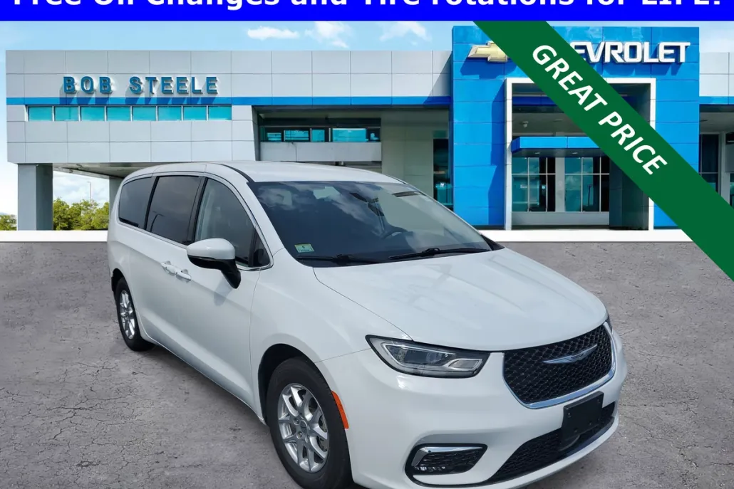 2023 Chrysler Pacifica Touring L photo 1