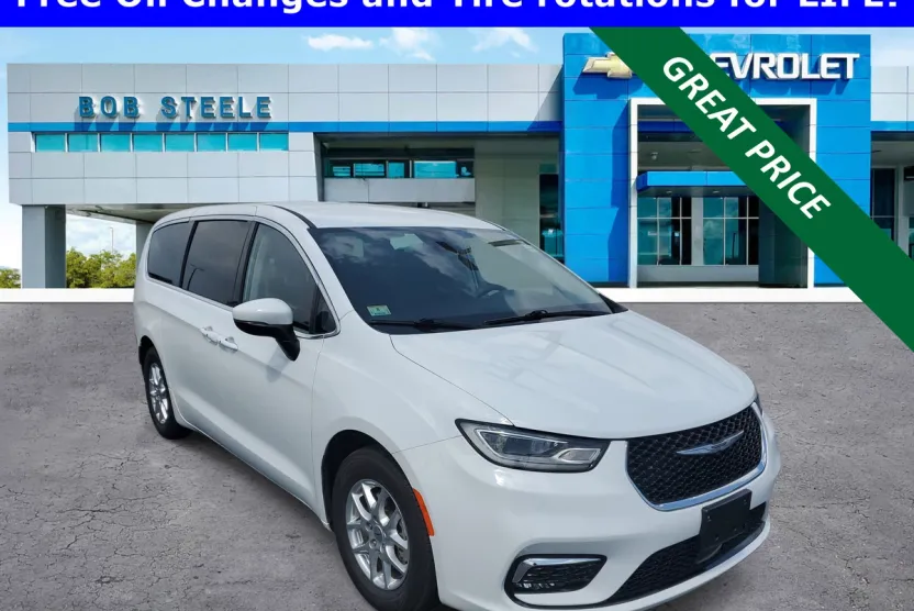 2023 Chrysler Pacifica Touring L photo 1