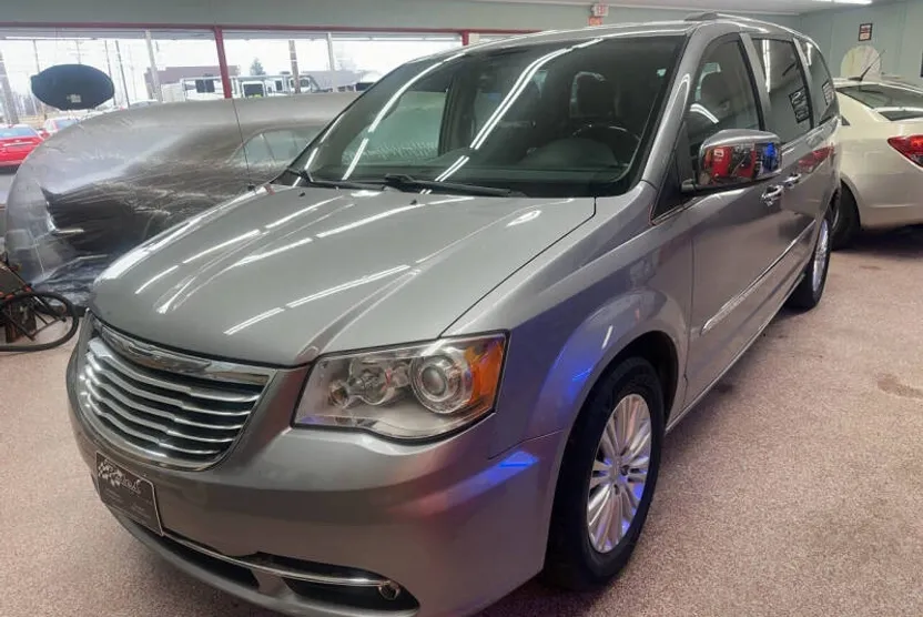 2015 Chrysler Town & Country Limited Platinum photo 1