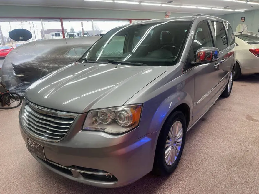 2015 Chrysler Town & Country Limited Platinum photo 1