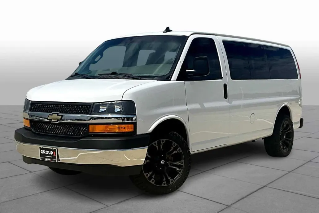2018 Chevrolet Express Passenger LT photo 1