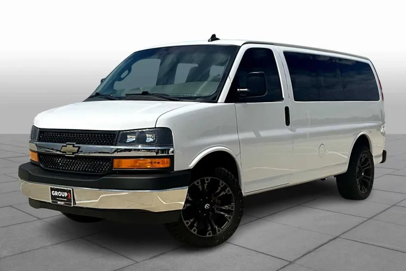 2018 Chevrolet Express Passenger LT photo 1