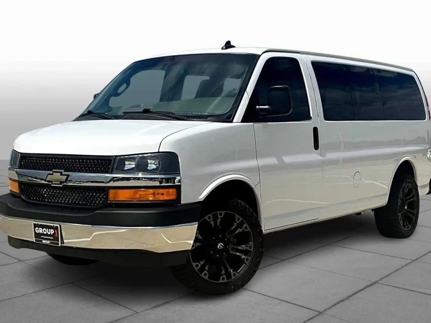 2018 Chevrolet Express Passenger LT photo 1