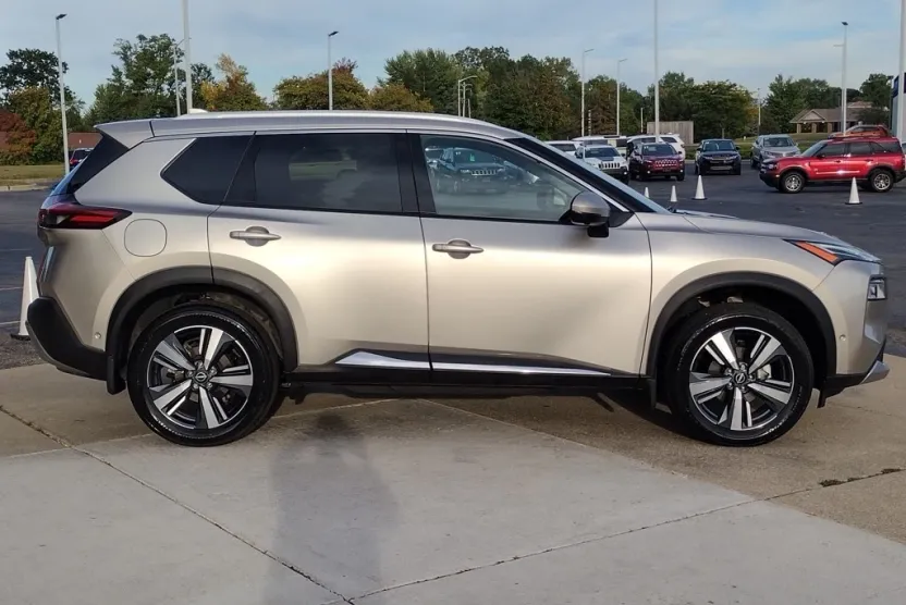 2023 Nissan Rogue Platinum photo 1