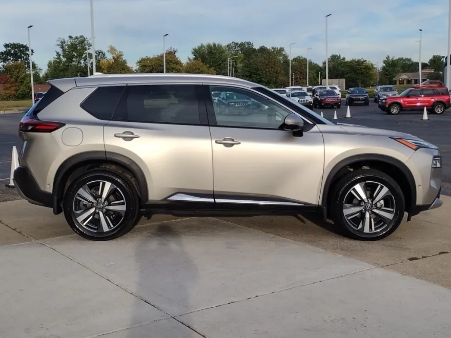 2023 Nissan Rogue Platinum photo 1