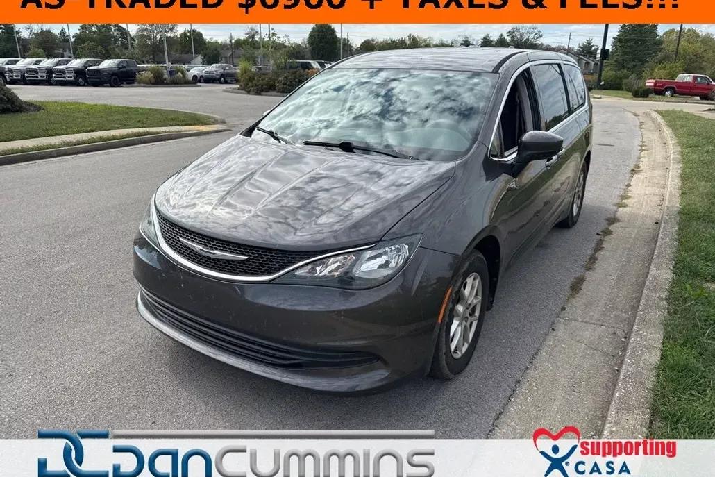 2017 Chrysler Pacifica Touring photo 1