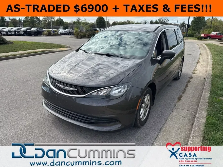 2017 Chrysler Pacifica Touring photo 1