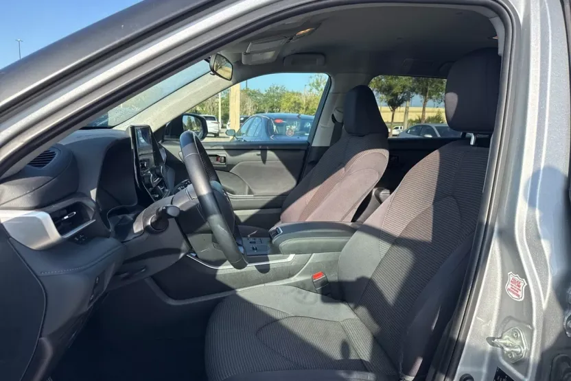 2024 Toyota Highlander LE photo 1