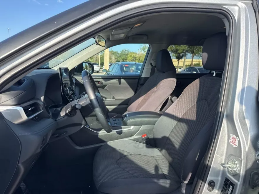 2024 Toyota Highlander LE photo 1