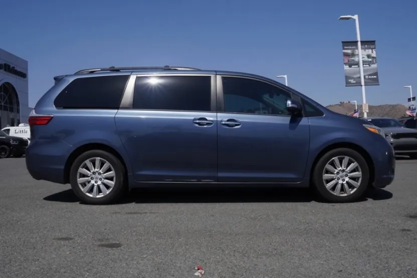 2017 Toyota Sienna Limited photo 1