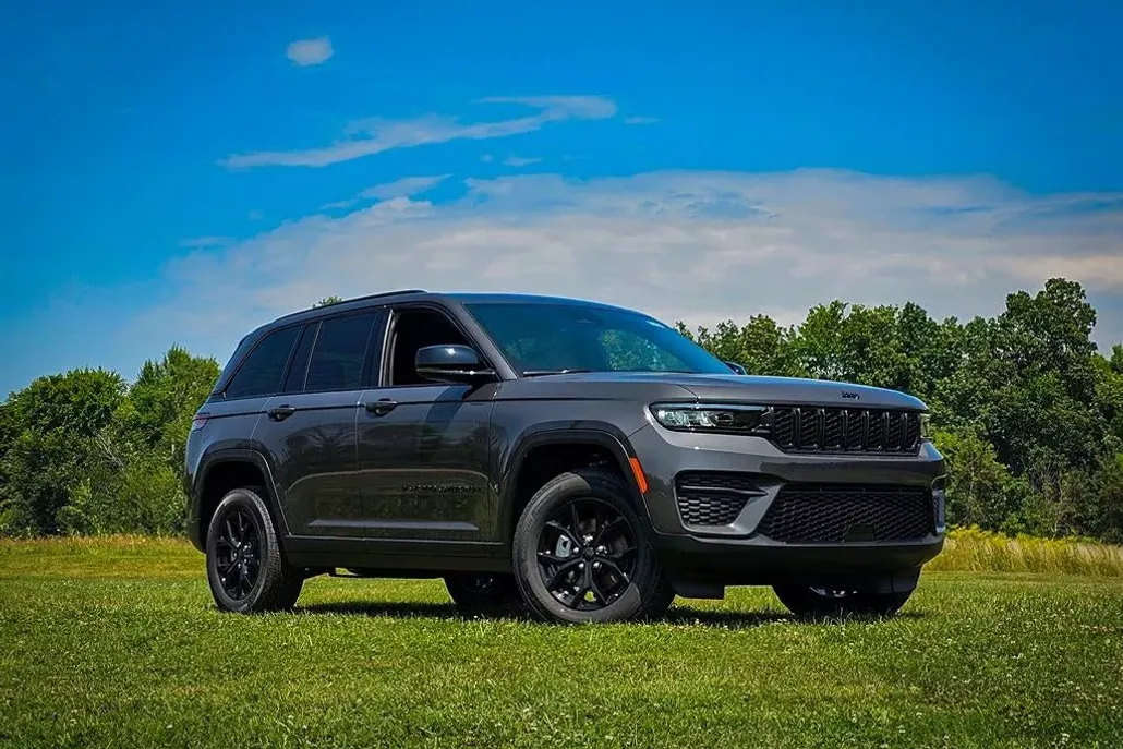 2025 Jeep Grand Cherokee Altitude photo 1