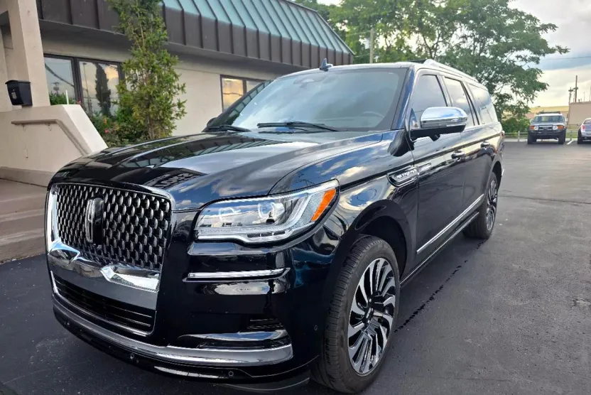 2023 Lincoln Navigator Black Label photo 1