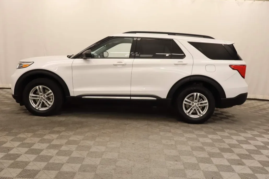 2023 Ford Explorer XLT photo 1