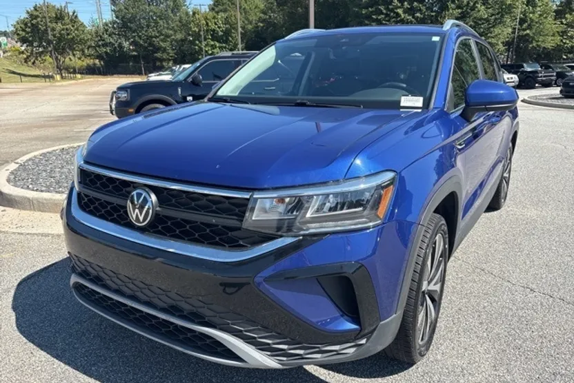 2023 Volkswagen Taos SE photo 1