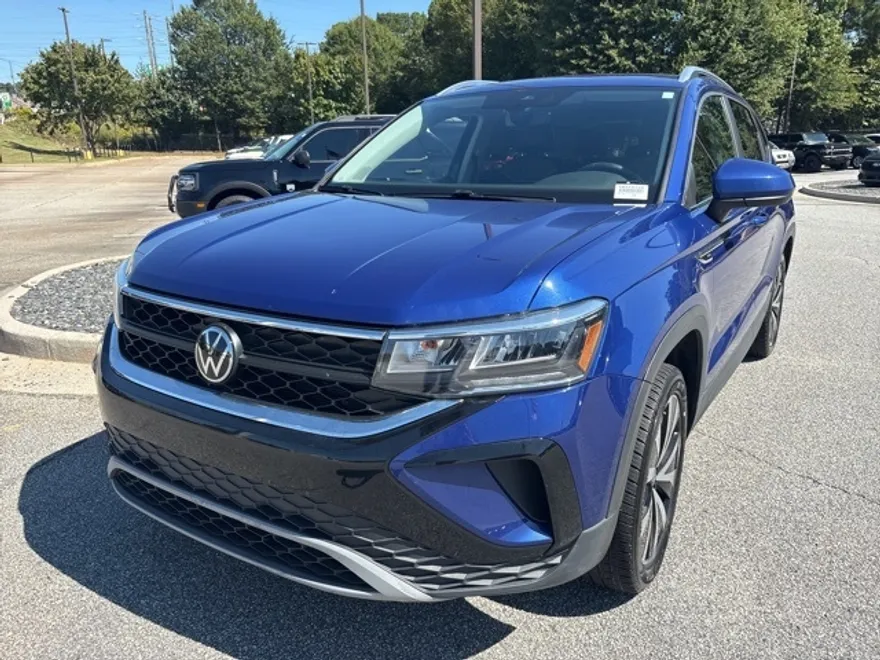 2023 Volkswagen Taos SE photo 1