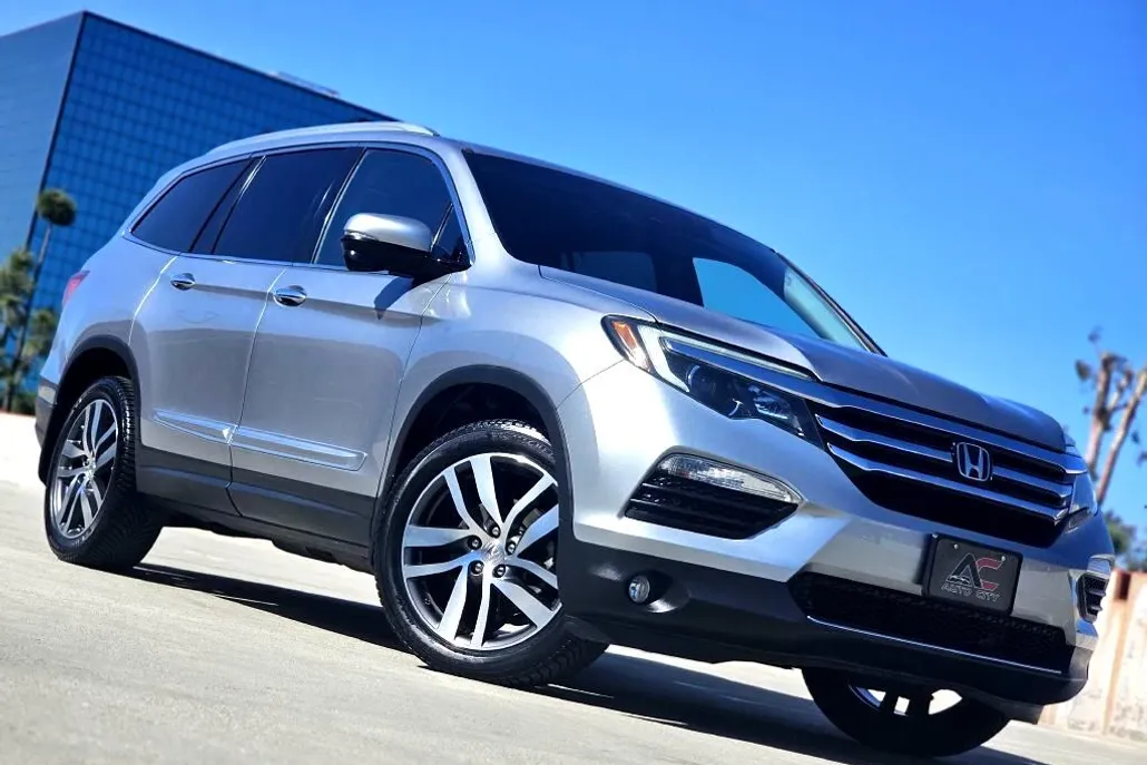 2017 Honda Pilot Touring photo 1