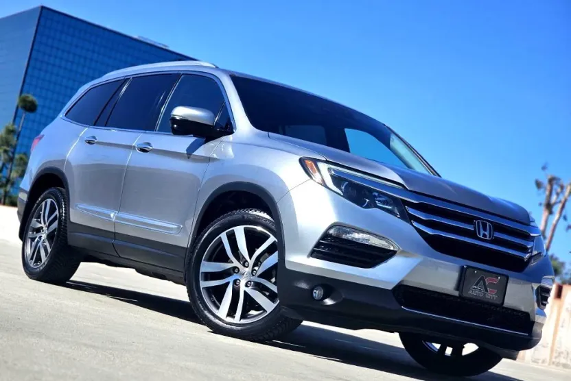 2017 Honda Pilot Touring photo 1