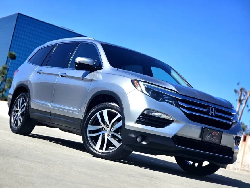 2017 Honda Pilot Touring photo 1