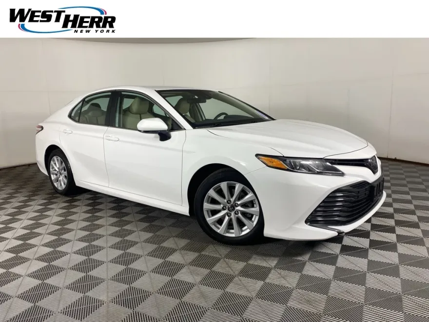 2019 Toyota Camry LE photo 1