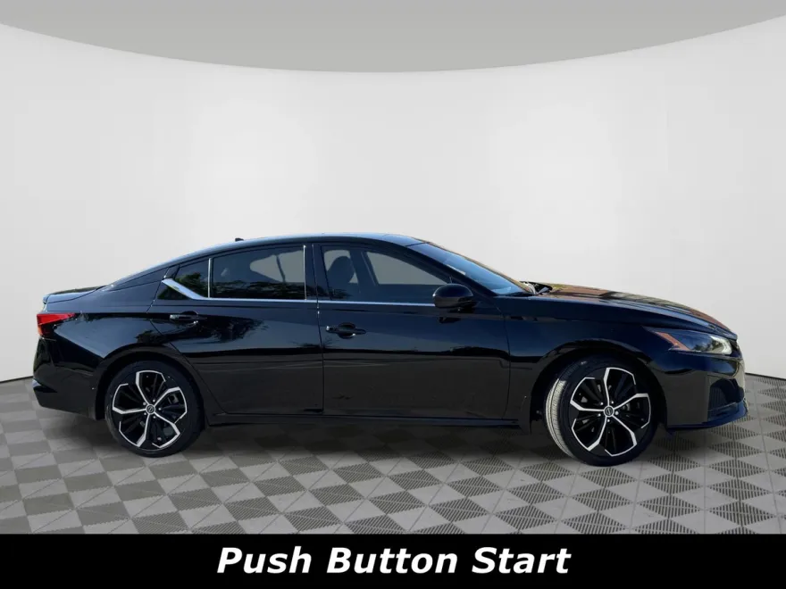 2023 Nissan Altima 2.5 SR photo 1