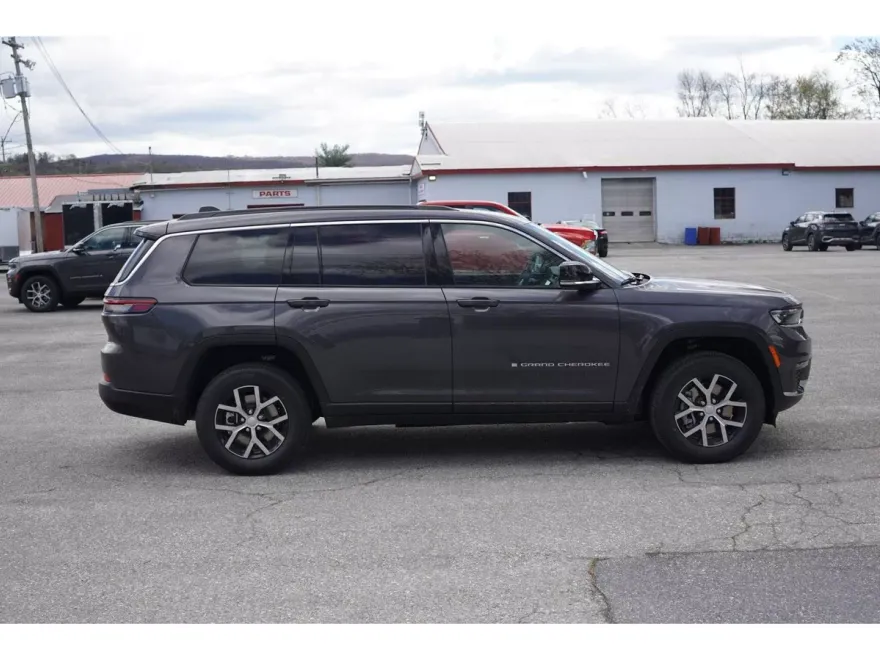 2025 Jeep Grand Cherokee Limited photo 1