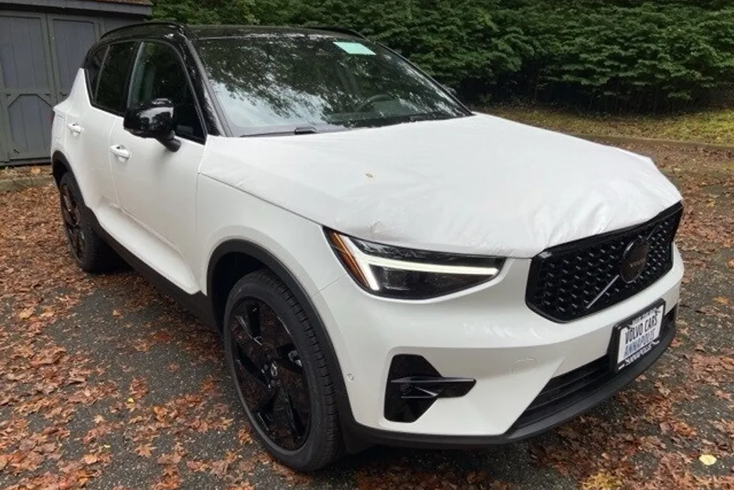 2026 Volvo XC40 photo 1