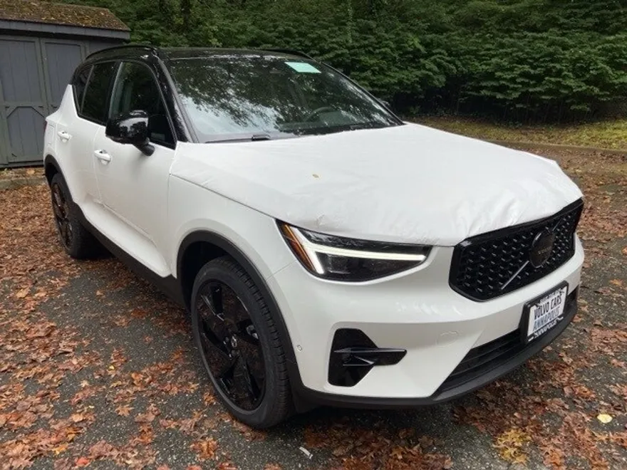 2026 Volvo XC40 photo 1