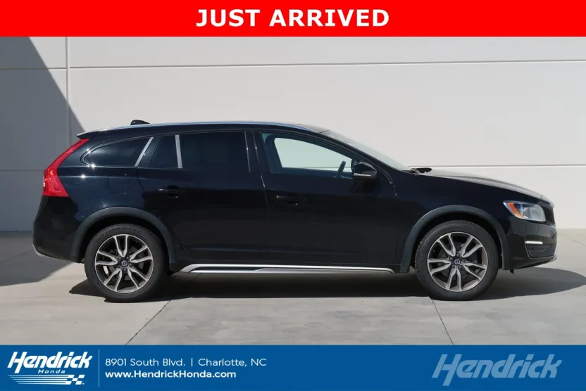 2017 Volvo V60 Cross Country photo 1