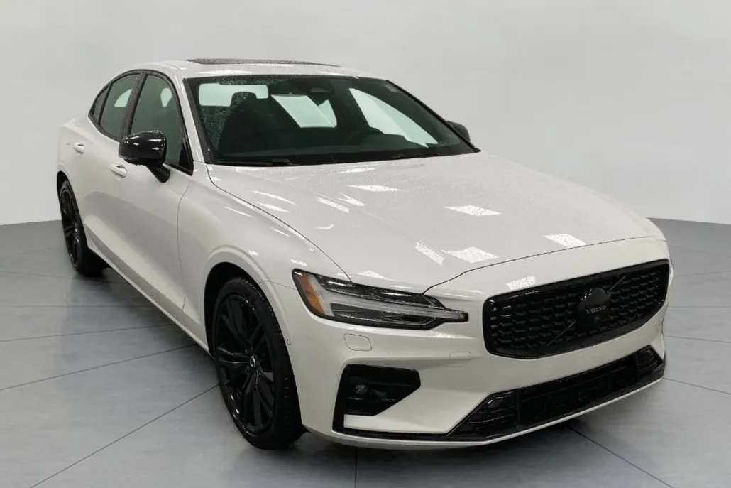 2024 Volvo S60 B5 AWD Plus Black Edition photo 1