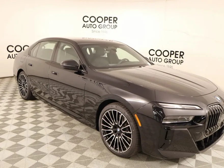 2026 Bmw 750e photo 1