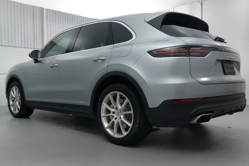2022 Porsche Cayenne E-Hybrid photo 3