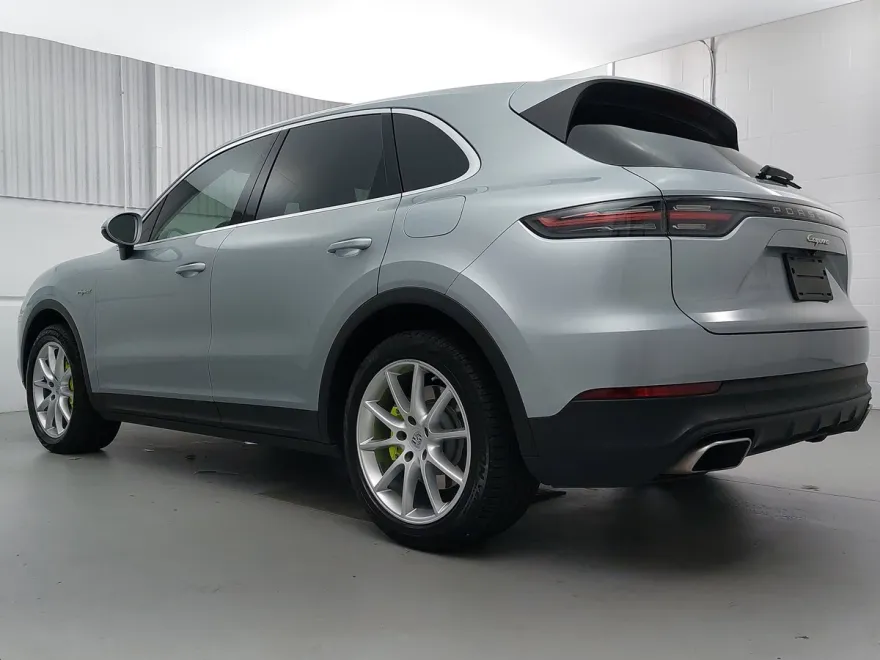 2022 Porsche Cayenne E-Hybrid photo 3