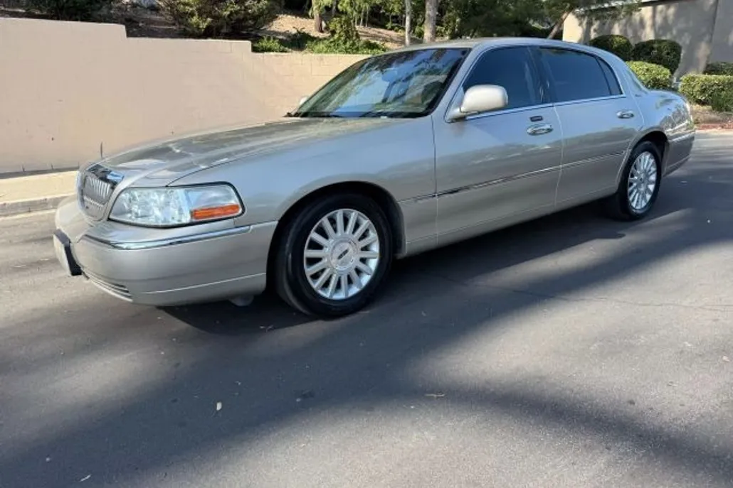 2004 Lincoln Town Car Executive Signature photo 1
