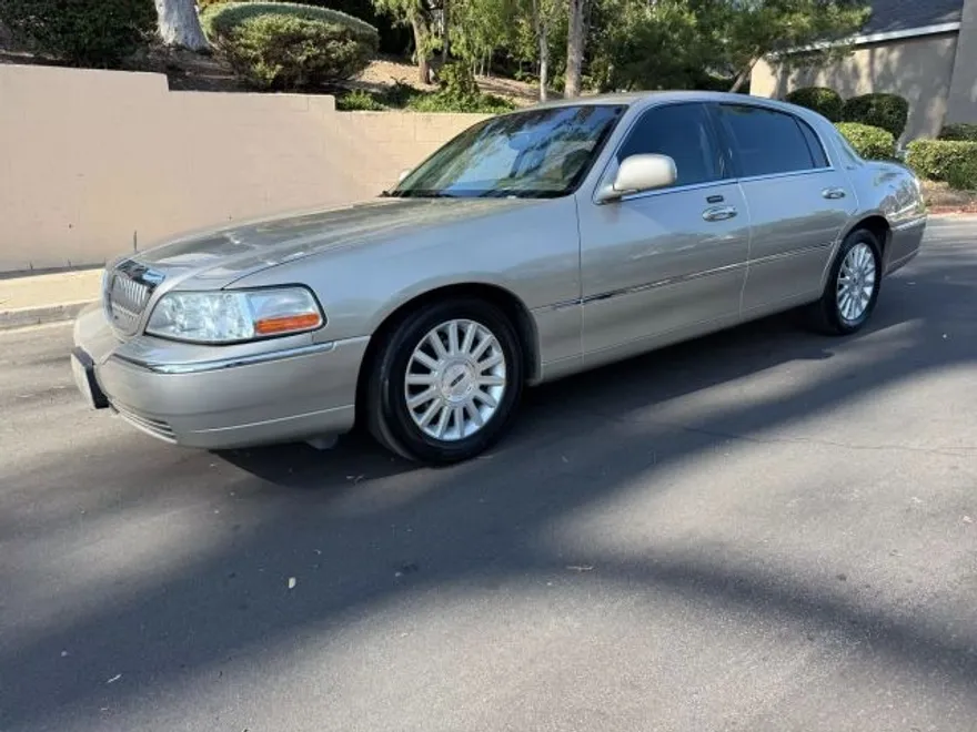 2004 Lincoln Town Car Executive Signature photo 1