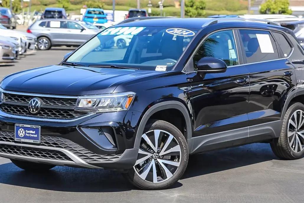 2024 Volkswagen Taos SE photo 1