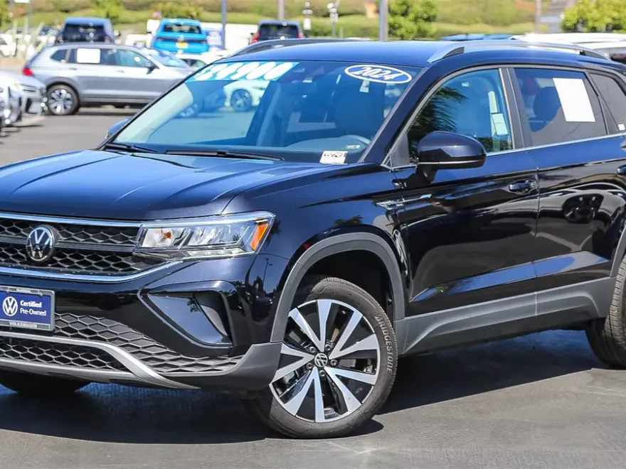 2024 Volkswagen Taos SE photo 1