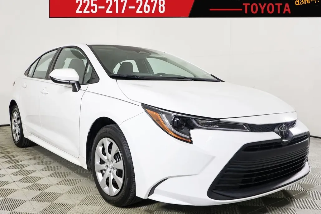 2023 Toyota Corolla LE photo 1