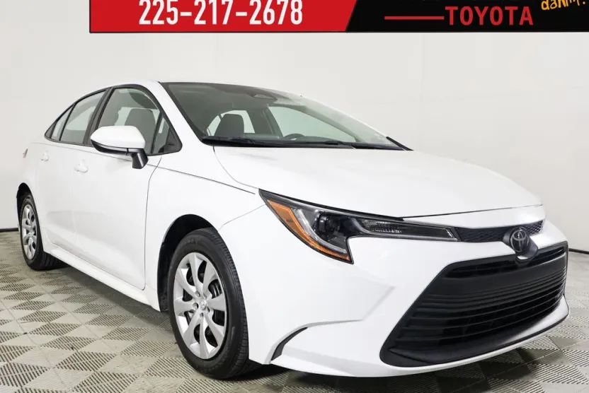 2023 Toyota Corolla LE photo 1