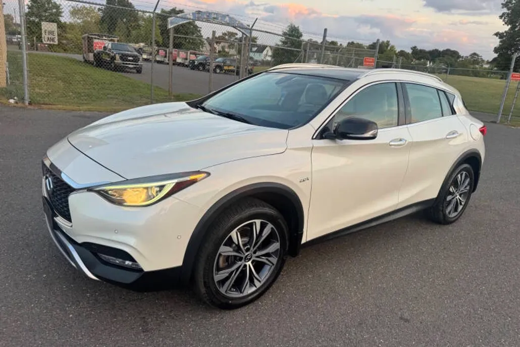 2018 Infiniti QX30 Luxury photo 1