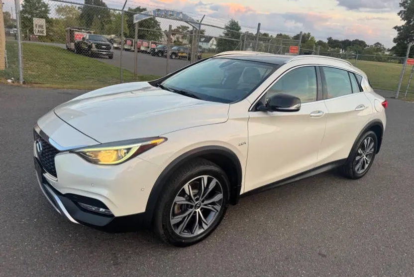 2018 Infiniti QX30 Luxury photo 1