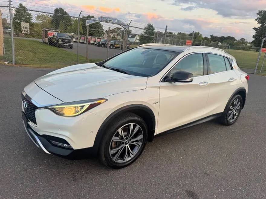 2018 Infiniti QX30 Luxury photo 1