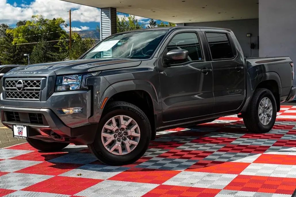 2022 Nissan Frontier SV Crew Cab photo 1